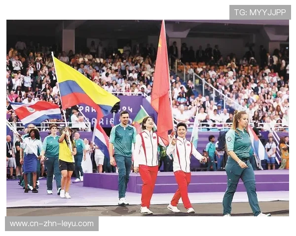 文化交流：各国球迷在赛场外友好互动，各国球员